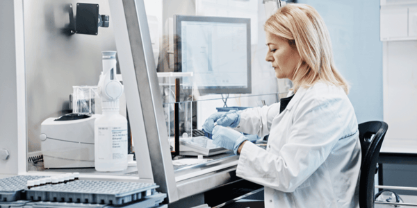 Woman working in a laboratorio with chemicals 